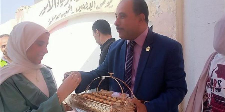 شيكولاتة اختتام الامتحانات، "العبور التعليمية" توزع حلوى على طلاب الثانوية العامة (صور)