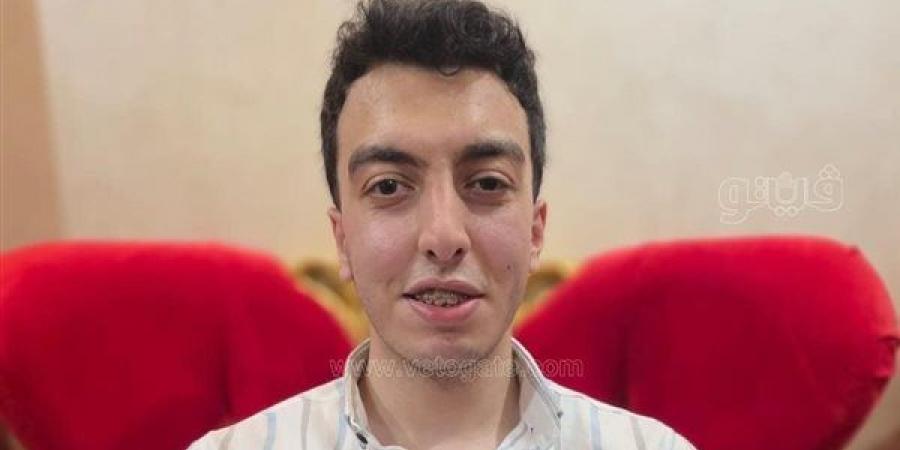رغم الوعكة الصحية والمسكنات، كيف حقق محمد ياسر المركز الخامس على الجمهورية في الثانوية العامة (فيديو)
