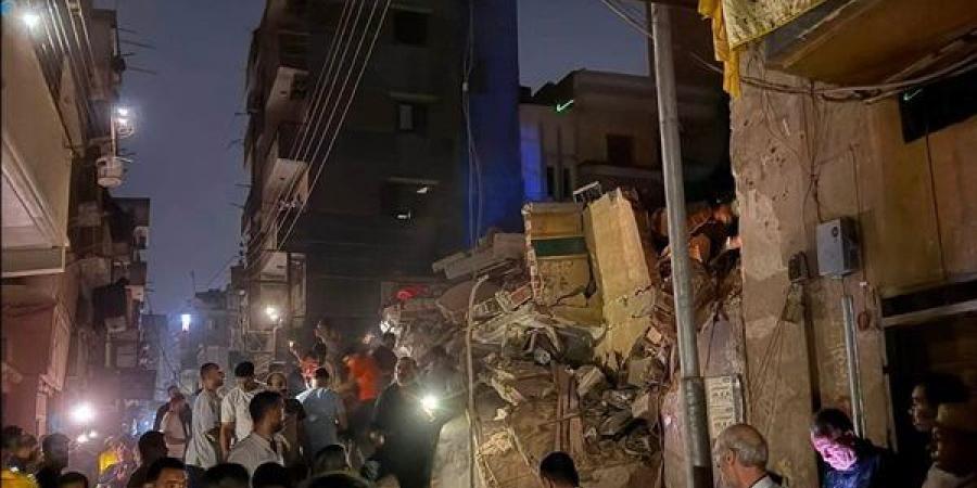 فصل الكهرباء والمرافق عن عقار زفتى المنهار، والعناية الإلهية تنقذ أسرتين من الموت (صور)