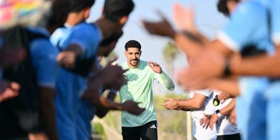 لحظة استقبال لاعبي المصري لـ محمد سيحا (صور)