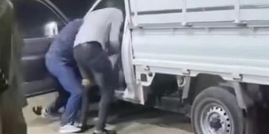 واقعة فيديو "واخد مراتي وبيديها بودرة"، الأمن يكشف ملابسات خطف شاب بالقوة وسط الشارع بالبحيرة (فيديو)
