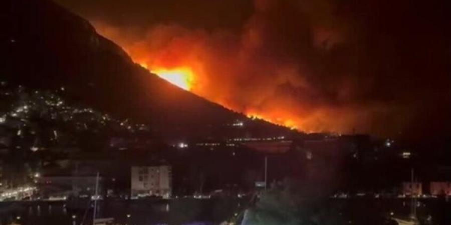حريق هائل في بلدة أوميش الساحلية بكرواتيا وإجلاء آلاف السياح (فيديو)