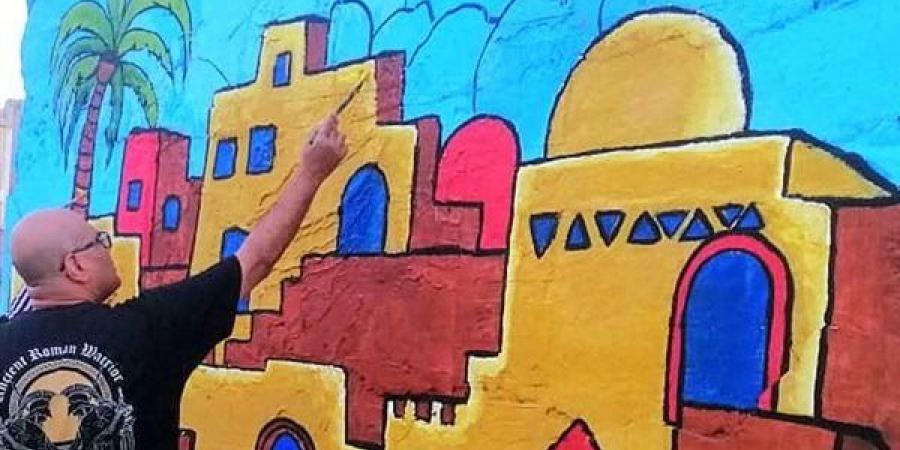 ضمن مشروع فنان، استكمال اللمسات الأخيرة على جدارية "مصريات" بمجمع فنون 15 مايو