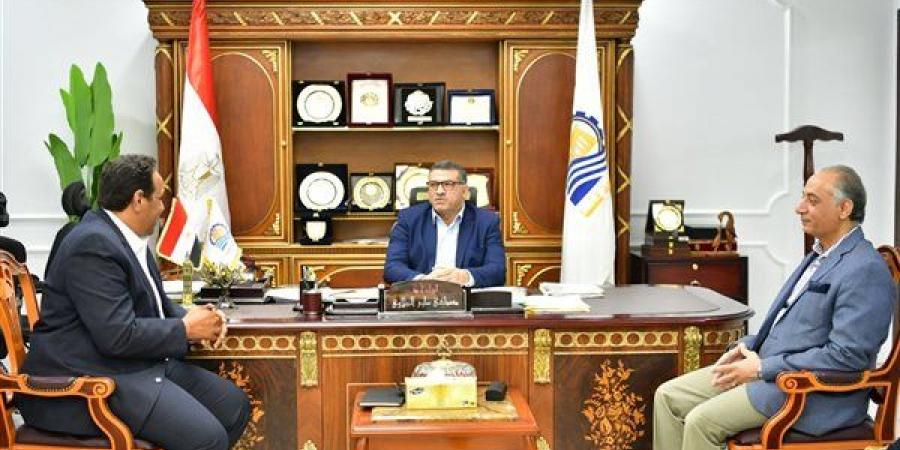 محافظ قنا يوجه بحصر الأراضي غير المستغلة لطرحها ضمن "حياة كريمة" وإقامة مشروعات صناعية