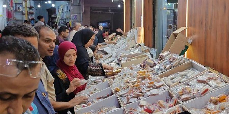 الكيلو بـ 120 جنيها، زحام على شراء حلوى المولد النبوي قرب المسجد الأحمدي بطنطا (فيديو)