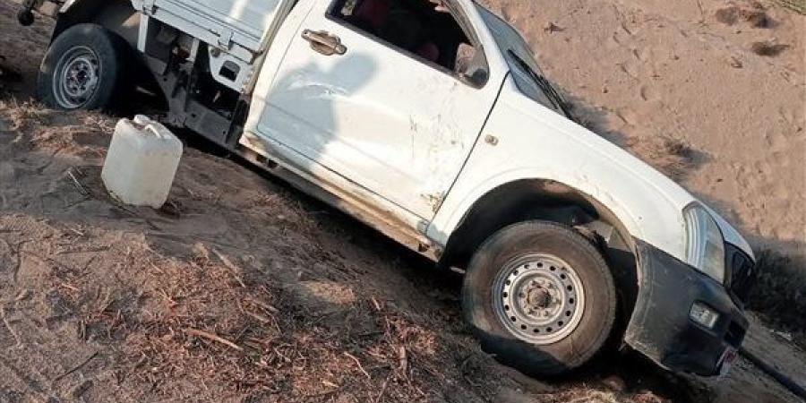 إصابة 11 عاملًا في انقلاب سيارة ربع نقل على الطريق الأوسطي