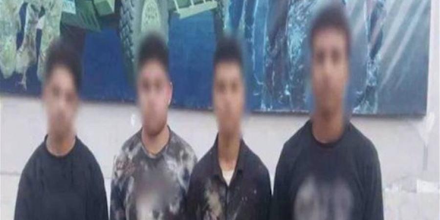 عتاب على موتوسيكل يقلب الشارع ساحة قتال، 4 أشخاص ينهالون بالضرب على عامل بسلاح أبيض في الفيوم
