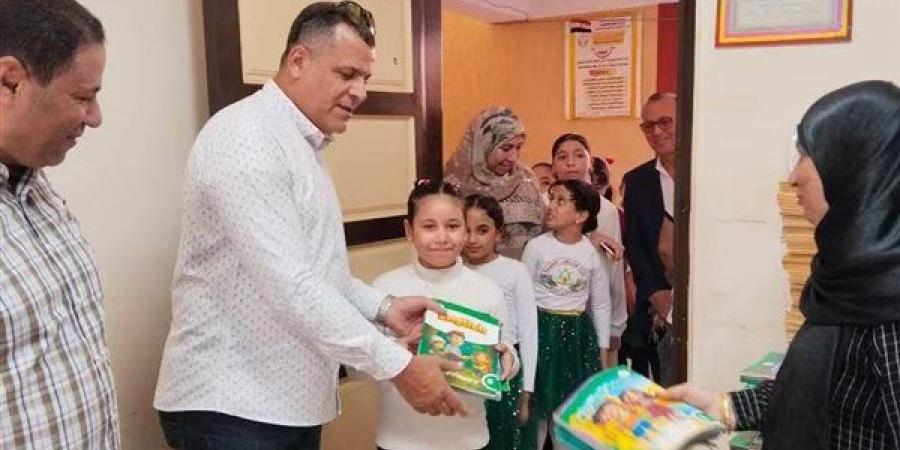 مدير تعليم دمياط يطلق مبادرة "مدرستي عنواني" ويشارك الطلاب غرس الأشجار وتجميل الفصول