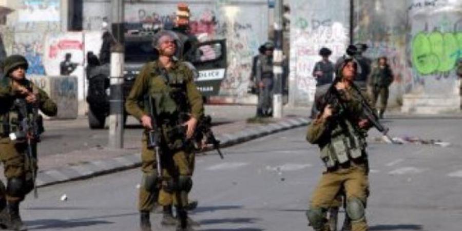 قوات الاحتلال تعتقل مالايقل عن 19 فلسطينيا من الضفة الغربية