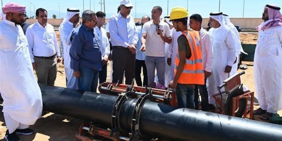 محافظ جنوب سيناء يتابع أعمال إنشاء خط المياه الجديد في نويبع