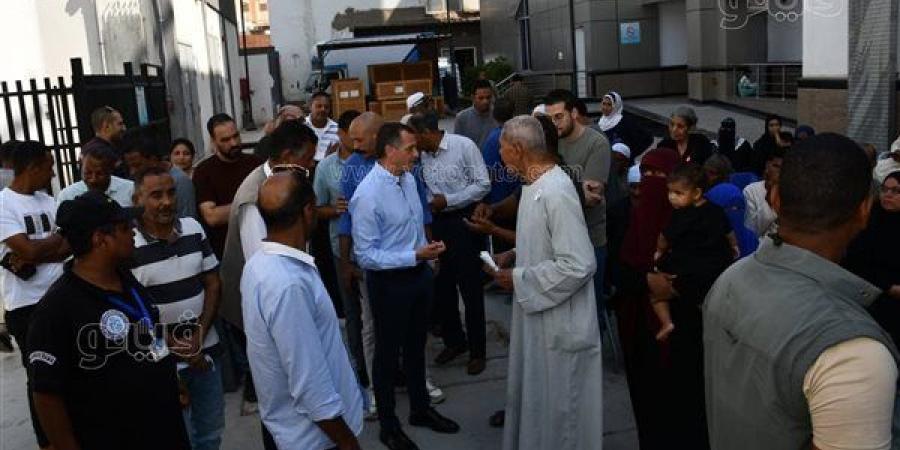 محافظ أسوان يجري جولة تفقدية مفاجئة على مستشفى كوم أمبو المركزي (صور)