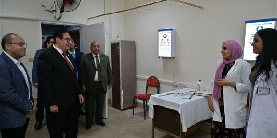 رئيس جامعة القاهرة يتفقد مستشفى الطلبة في اليوم الأول للكشف الطبي على الطلاب الجدد