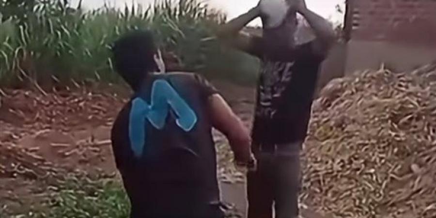 الأجهزة المختصة تفحص فيديو لتقييد شاب وضربه وتهديده بكلب شرس (فيديو وصور)