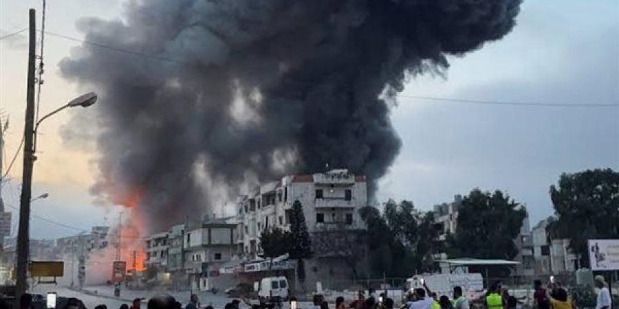 استشهاد شخص وإصابة اثنين آخرين إثر غارة إسرائيلية استهدفت سيارة جنوبي لبنان