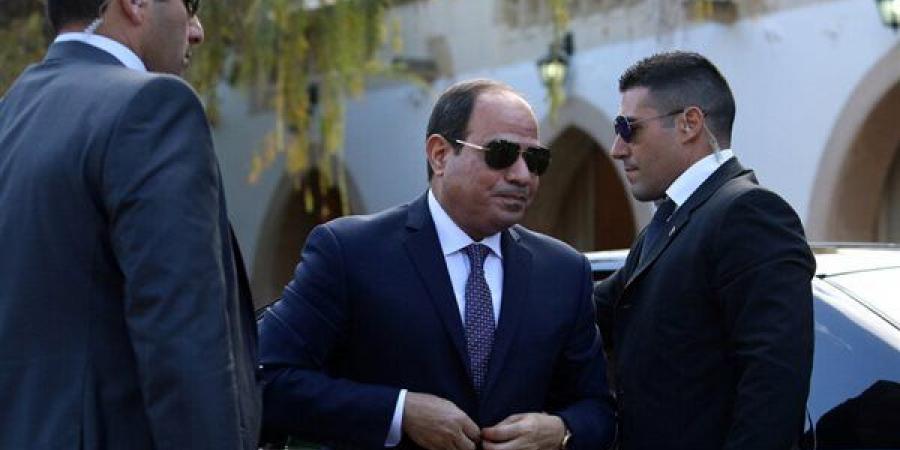 بحضور السيسي، فريق الألعاب الجوية المصري يقدم مناورة استعراضية بمعرض العلمين الدولي
