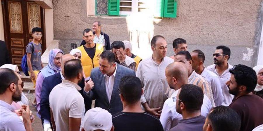 محافظ دمياط يتابع أعمال النظافة والإنارة بقريتي الشيخ ضرغام وكفر حميدو