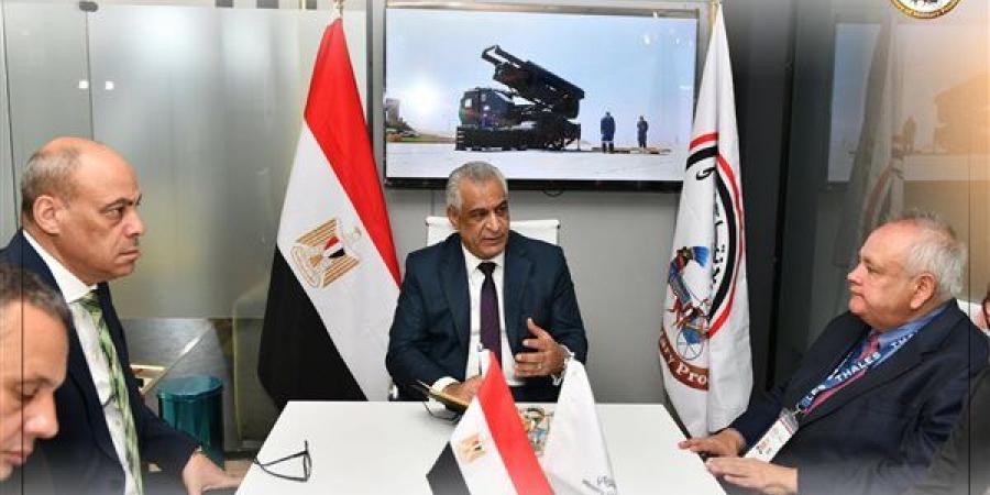 وزير الإنتاج الحربي يلتقي الرئيس التنفيذي لـ "تاليس" العالمية بجناح الوزارة بمعرض العلمين الدولي للطيران والفضاء