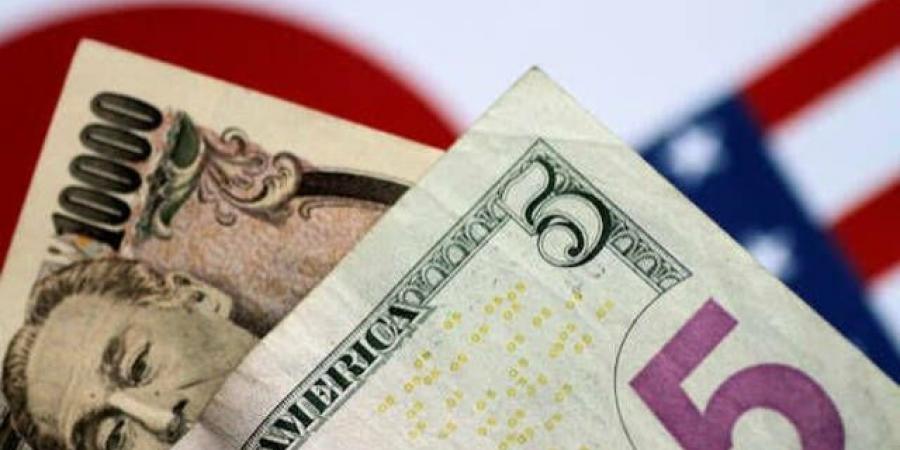 الدولار يتماسك والين يرتفع قبيل اجتماعي الاحتياطي الفيدرالي والمركزي الياباني