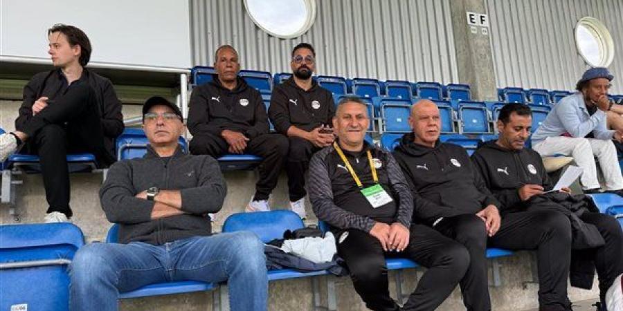 جهاز منتخب الناشئين ورئيس البعثة يتابعون مباراة كولومبيا وإنجلترا من المدرجات
