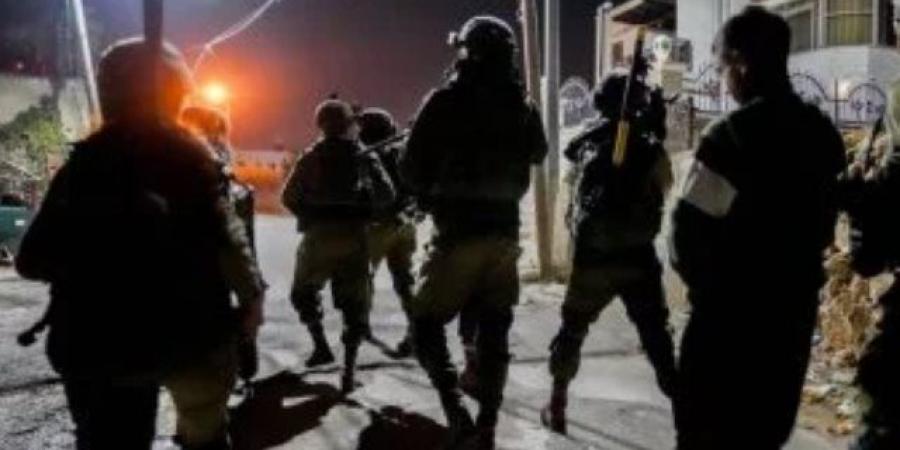 مستوطنون يحرقون مركبة فلسطيني في مسافر يطا جنوب الخليل