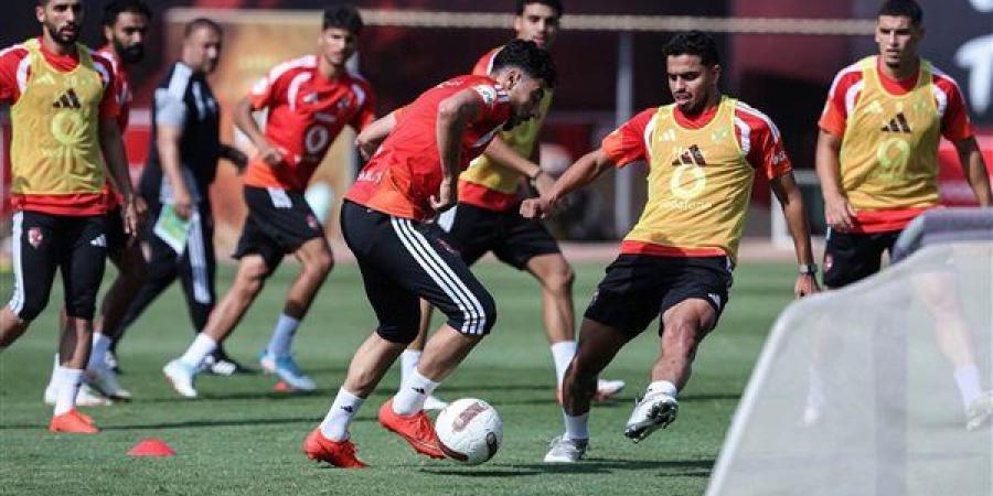 عموتة يطمئن على بدلاء الأهلي في ودية اليوم