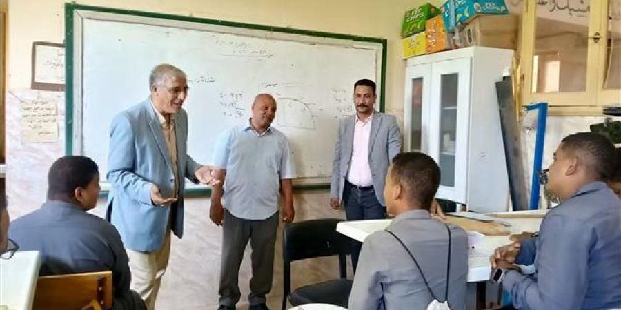 وكيل "التعليم" بقنا يتابع انتظام حضور الطلاب والانضباط بمدارس إدارة دشنا