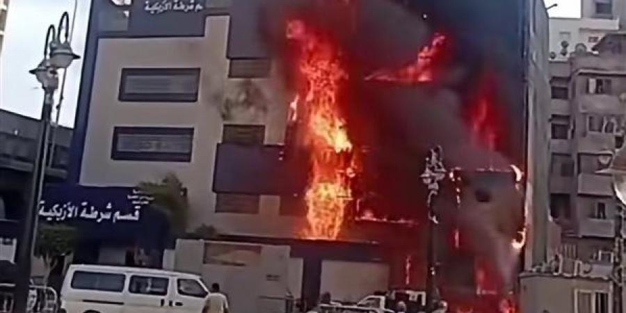 سبب حريق قسم الأزبكية، انفجار كابل كهربائي يشعل النيران ويلتهم جزءًا من الواجهة