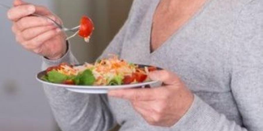 تشعر بالانتفاخ رغم تناولك طعامًا صحيًا.. الأسباب وطرق الوقاية