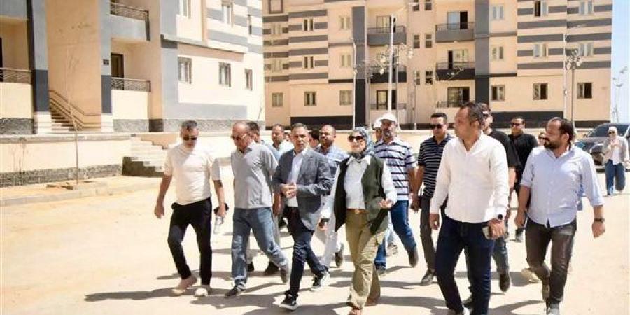 وزيرة الإسكان تتابع موقف تنفيذ عدد من المشروعات وملفات العمل بالسويس الجديدة