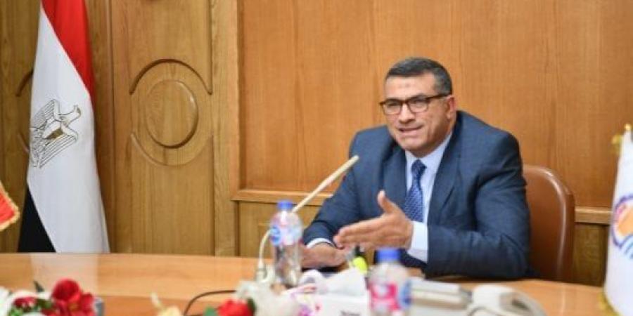 محافظ قنا يوجه بتسهيل عمل الفرق الطبية ضمن مبادرة فحص تلاميذ المدارس