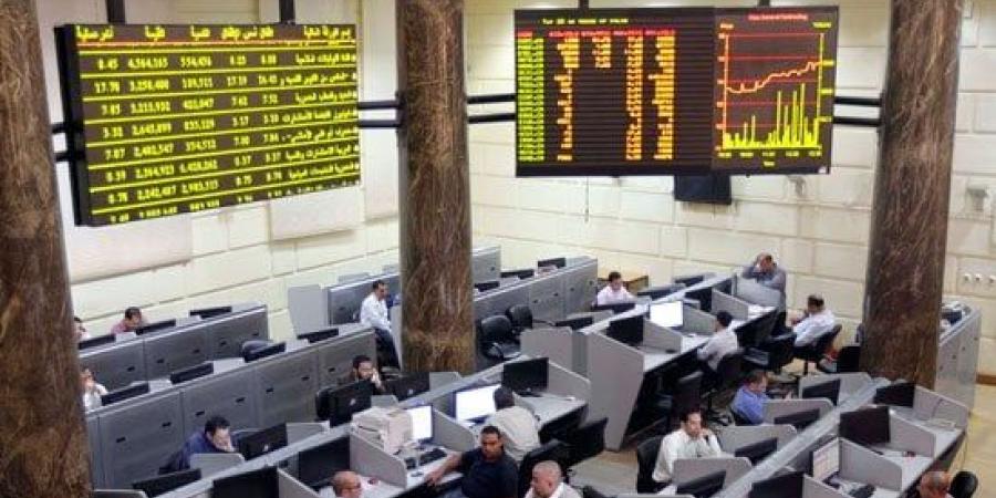 من يشتري بعيدًا عن الشاشة؟.. تحركات على 19 شركة غير مقيدة بالبورصة