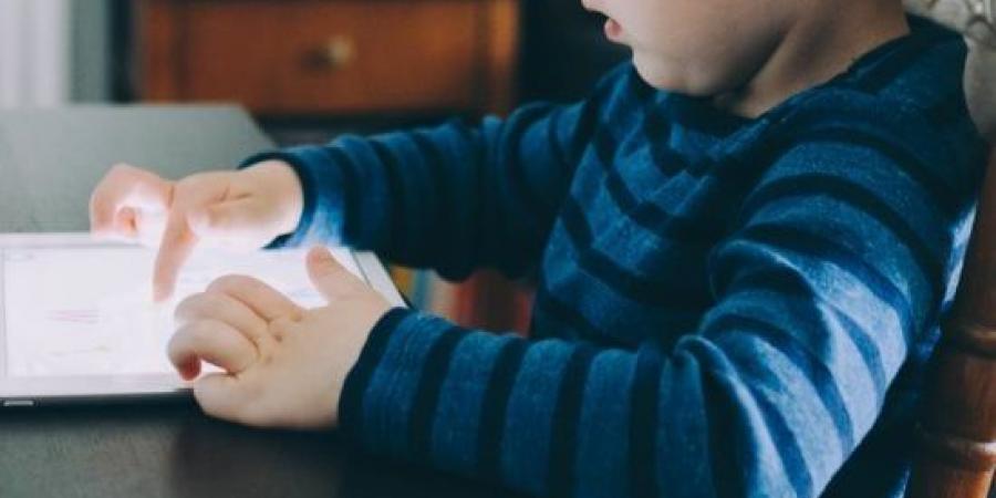ماذا يحدث لطفلك عند تناول الطعام والوجبات الخفيفة أمام الموبايل والشاشات؟