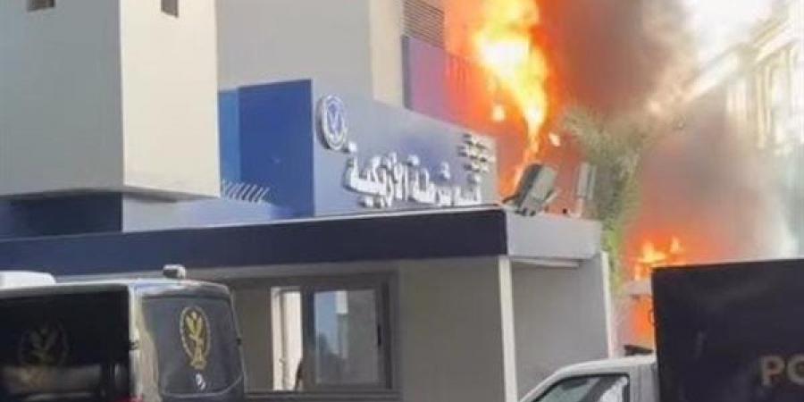 الحماية المدنية تواصل جهودها لإخماد حريق داخل قسم الأزبكية (صور)