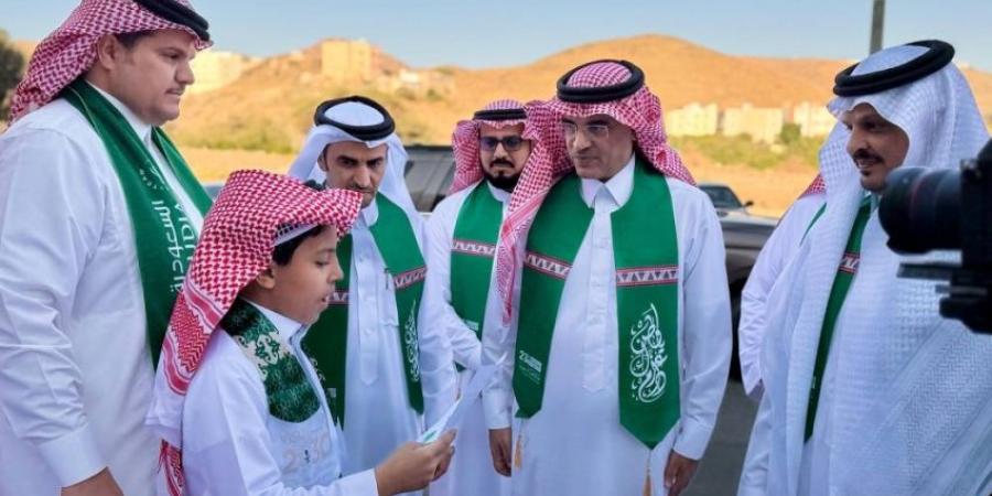 مدير تعليم الطائف يشارك طلاب مجمع وادي محرم الاحتفاء باليوم الوطني السعودي