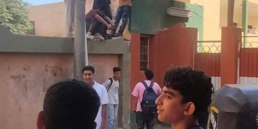 طلاب أعلى سور مدرسة شبين القناطر الثانوية للبنات، والتعليم: جارٍ تحديد هويتهم واتخاذ الإجراءات اللازمة
