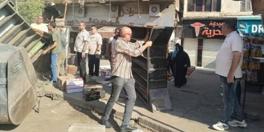 نائب محافظ القليوبية تقود حملة لرفع الأكشاك المخالفة وفتح الطريق بشبرا الخيمة