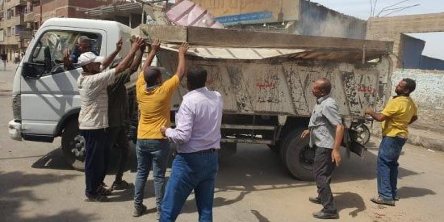 حملة مكبرة لرفع الإشغالات والتعديات من شوارع جهينة بسوهاج
