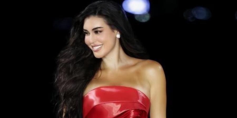 ياسمين صبري تخطف الأنظار فى عرض باريس مع نجمات العالم أمام برج إيفل