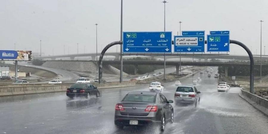 "الأرصاد": أمطار متوسطة على العاصمة المقدسة والجموم