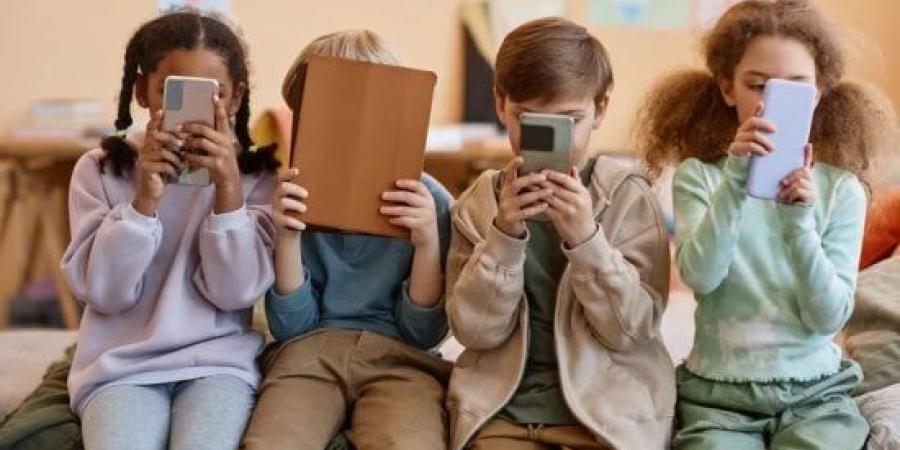 يوتيوب وواتساب وتيك توك يتصدرون استخدام الأطفال للإنترنت في مصر