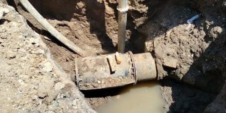 رئيس مركز سمالوط فى المنيا يتابع أعمال إصلاح خط مياه الشرب بقرية "منقطين"