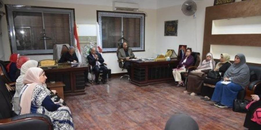 تعليم سوهاج يبحث آليات توزيع معلمات رياض الأطفال الجدد على المدارس