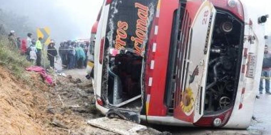 إصابة 11 شخصا فى حادث انقلاب حافلة مدرسية بباكستان
