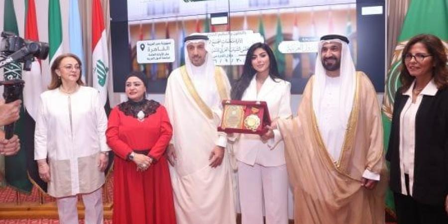 وسام العطاء الوطني.. تكريم كارولين عزمي بالملتقى الثاني للقيادات العربية