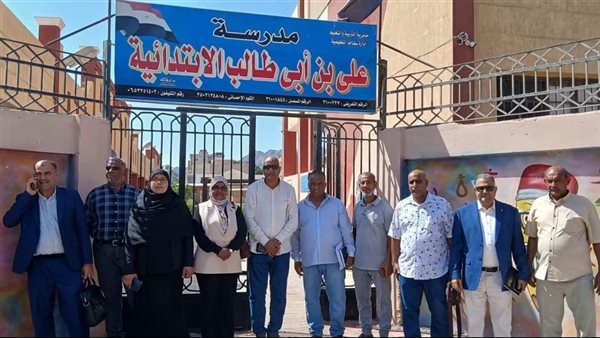«الأتوبيس الطائر» يصل سفاجا، جولات مفاجئة لمتابعة الدراسة وضبط العملية التعليمية بالبحر الأحمر