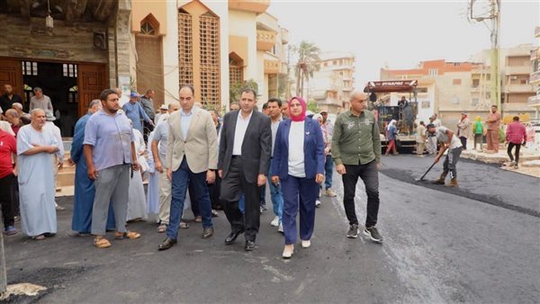 محافظ دمياط يتفقد أعمال رصف طريق كفر العرب بفارسكور