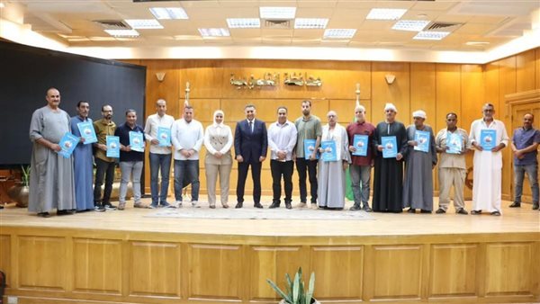 محافظ القليوبية يسلم 12 عقد تقنين ويعلن إنجاز 99% من الملفات