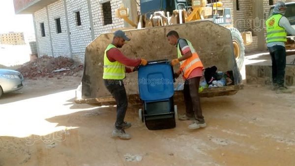 رفع القمامة والمخلفات بقرية رأس الحكمة في مطروح بمشاركة مجتمعية من الشركات