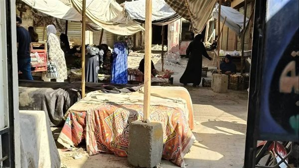 أسماك وخردة وتراكمات قمامة، سور مدرسة يتحول إلى سوق عشوائي للباعة الجائلين ببنها