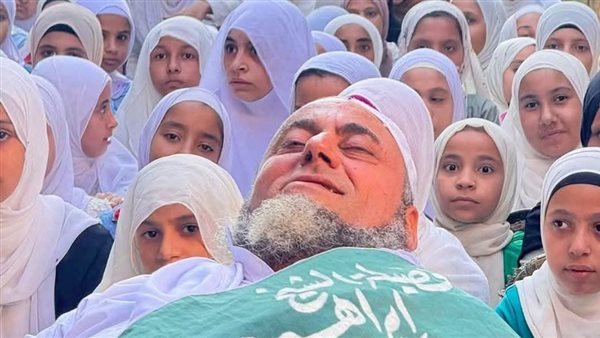 على كرسي متحرك منذ 55 عامًا، شيخ يجهز 50 طفلًا لمسابقة الأزهر للقرآن (صور)